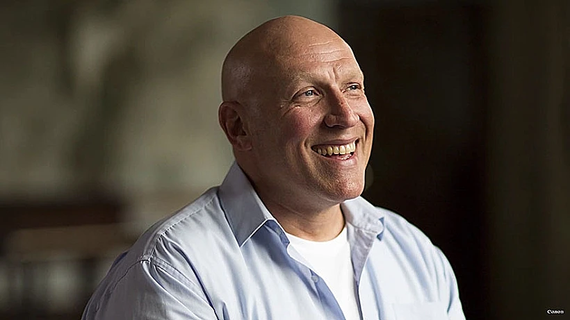 איש אחד, שישה צלמים