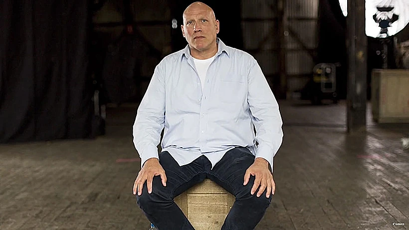 איש אחד, שישה צלמים