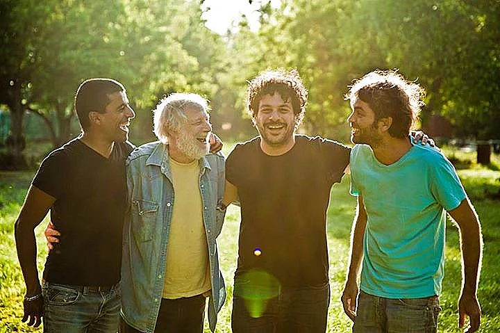 החצר האחורית