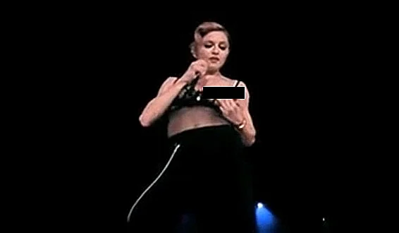 מדונה חושפת פטמה. שוב