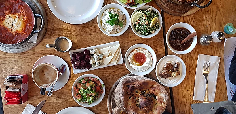 תצטרכו לוותר על ארוחת הצהריים פשוט כי לא יהיה לכם מקום בבטן. ארוחת בוקר בגרוב קפה