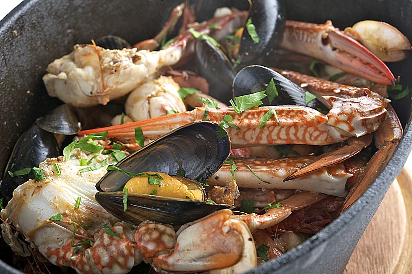 פירות ים וחומרי גלם מסורתיים מהמטבח הערבי. קדרת ים במסעדת אל מרסא