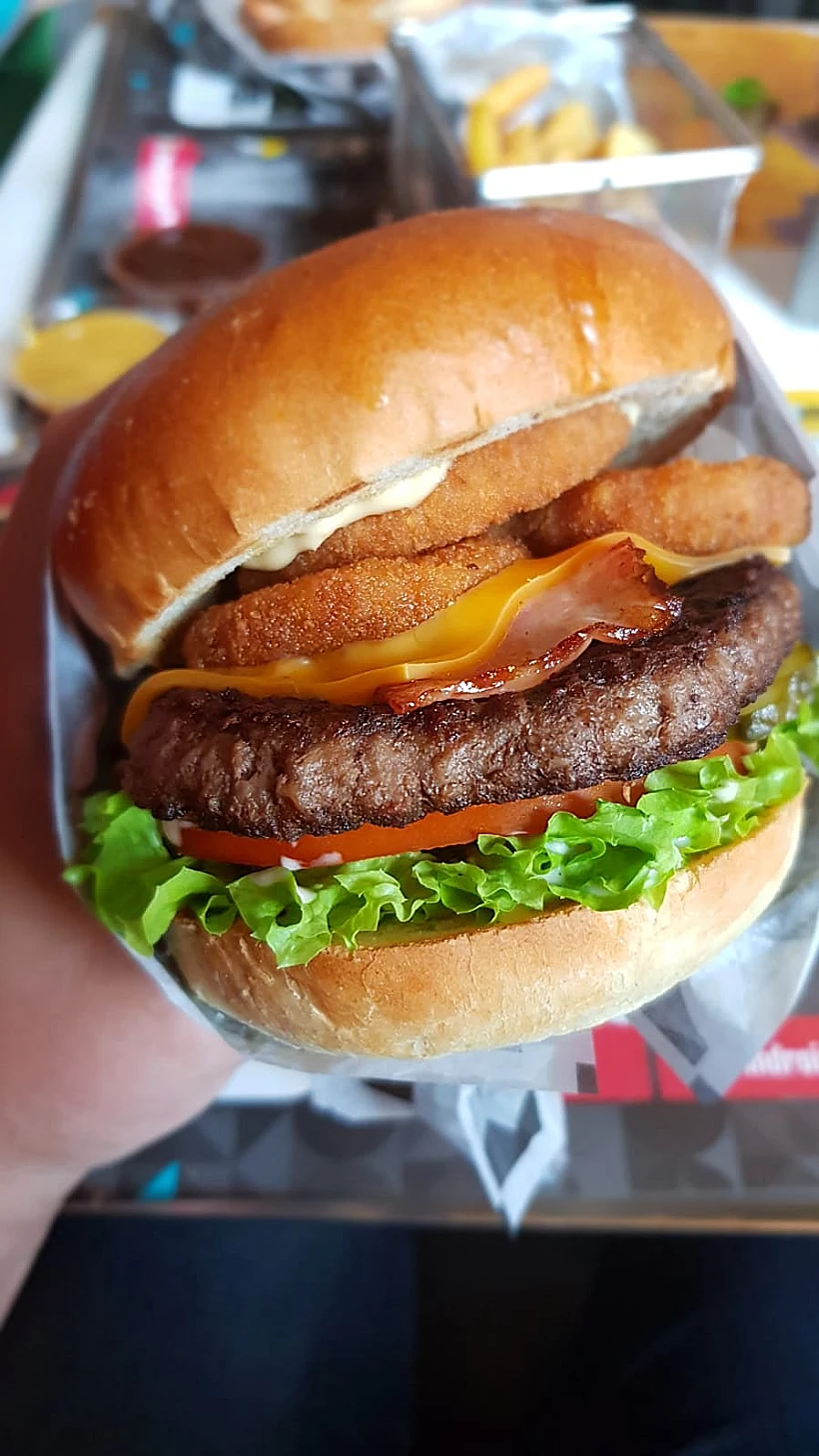 כל המשפחה תהנה, כולל הטבעונים. המבורגר ב-Bobby Burger