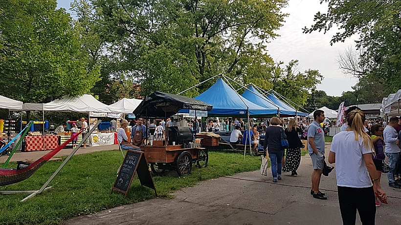 פיקניק עירוני נעים עם מאכלים מכל העולם. שוק ארוחות הבוקר Targ Śniadaniowy