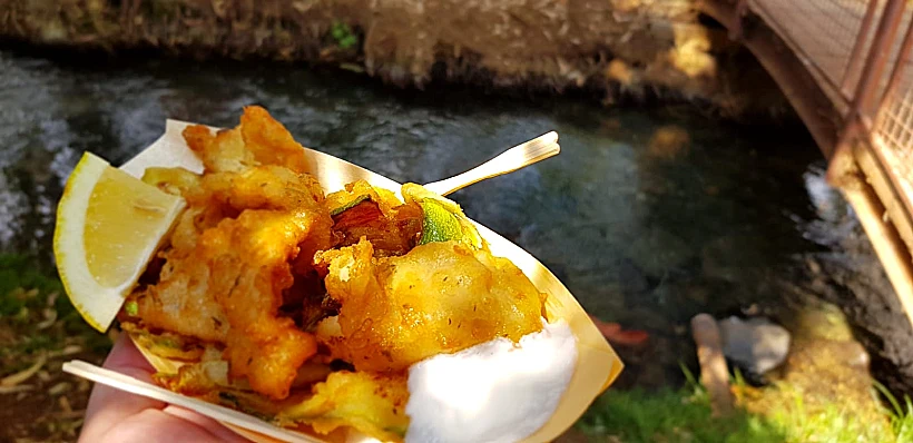 היין ביד אחת, האוכל ביד שנייה והרגליים במים. פיש אנד זוקיני ביקב גלילאו