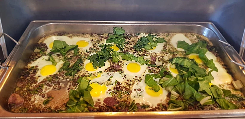 אופציה שוברת שגרה לארוחות בוקר של בתי מלון. תבשיל עדשים במלון המטיילים