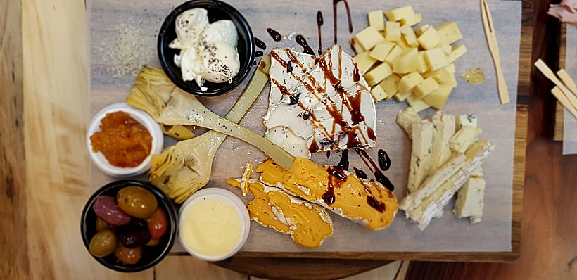 הפינוק המושלם לצהריים. פלטת גבינות במעדנייה