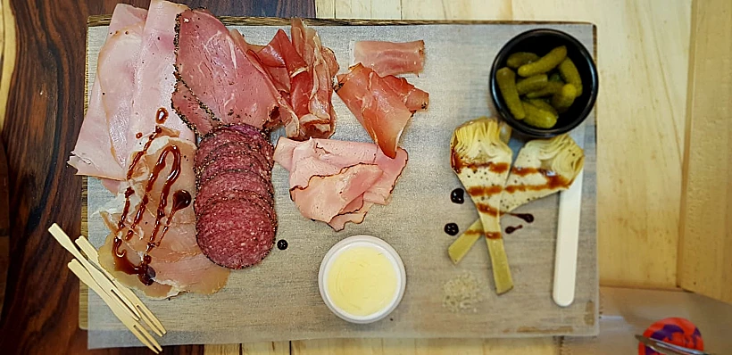 כוס יין בצד ואתם מסודרים. פלטת שרקוטרי במעדנייה