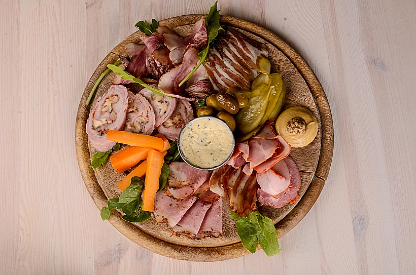 כל מה שצריך ליד הבירה. צלחת שרקוטרי בפראג הקטנה