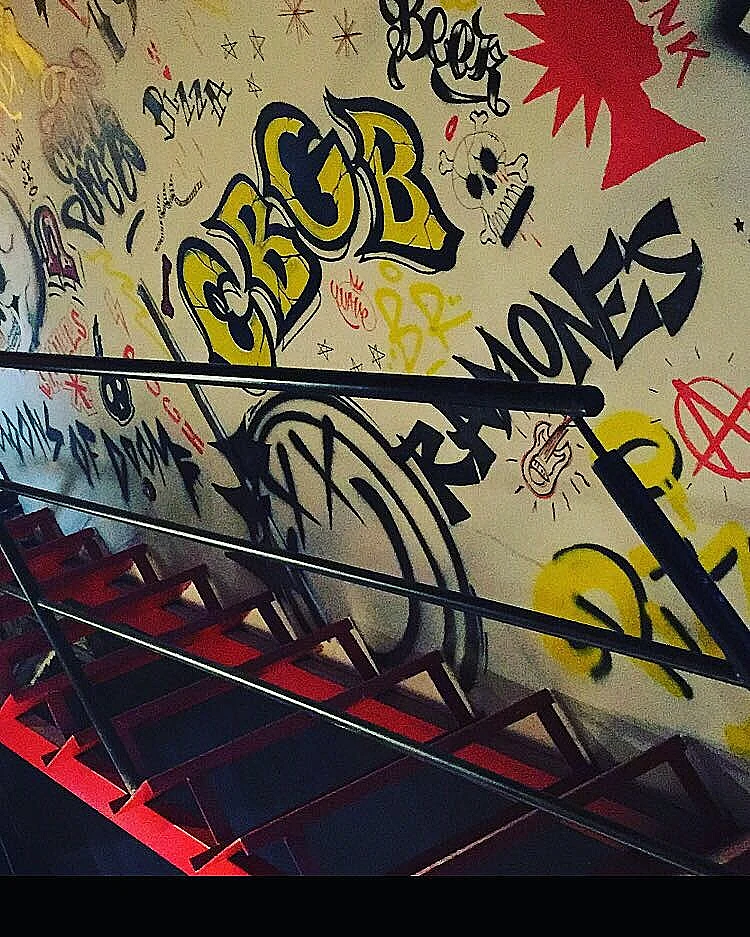 GOONS, בר פיצות בנתניה