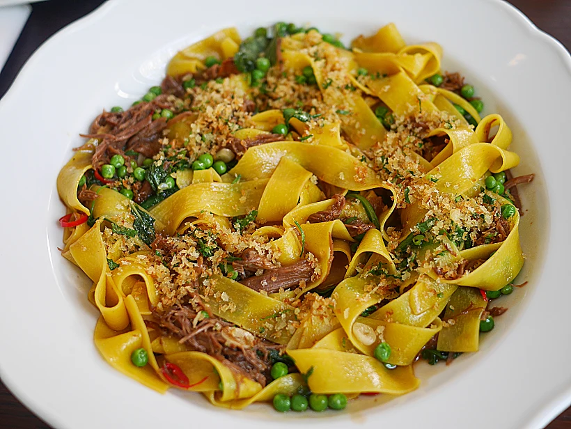 פפרדלה ראגו טלה, מסעדת פאסטל