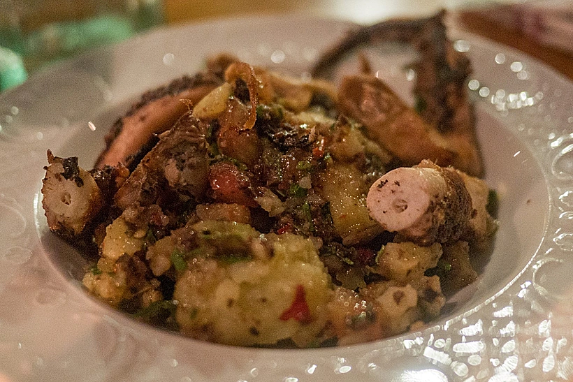 תמנון קריספי עם פירה, ברוט