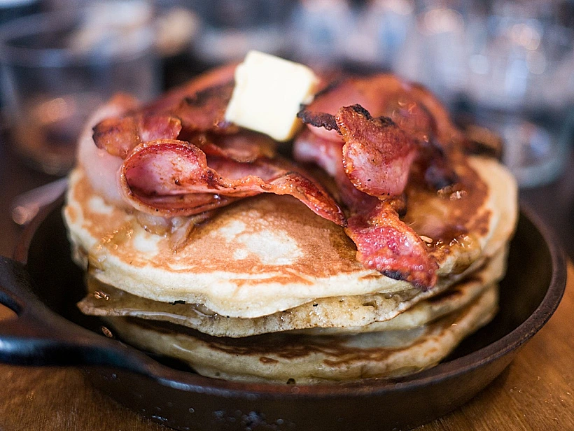 פנקייק עם מייפל ובייקון, סרווסריה
