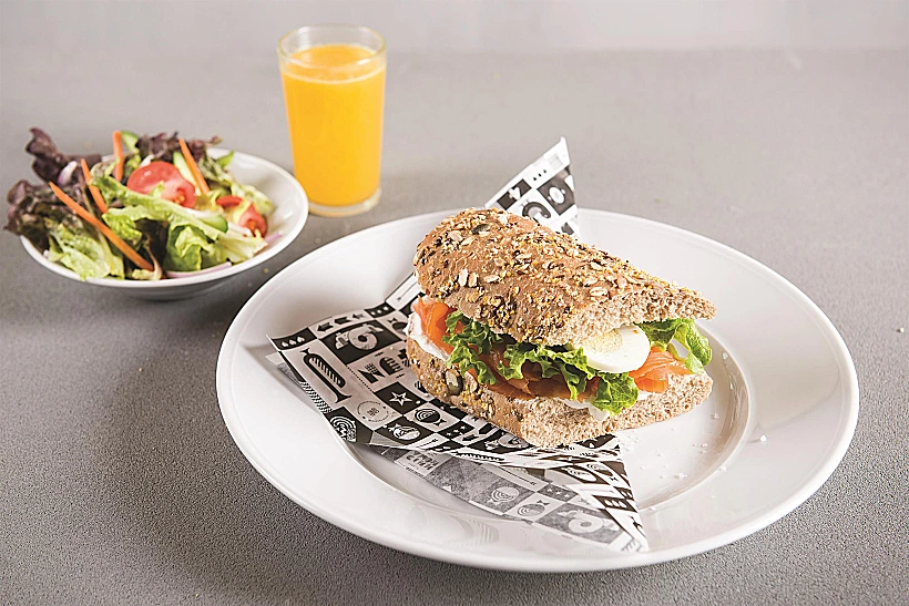 כריכון וסלט בקפה קפה