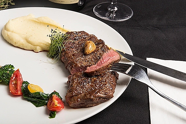 סינטה עגל במסעדת מנטון