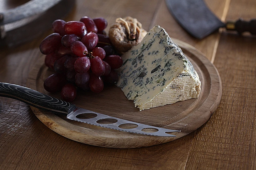 גבינת סנט אגור לצד ענבים