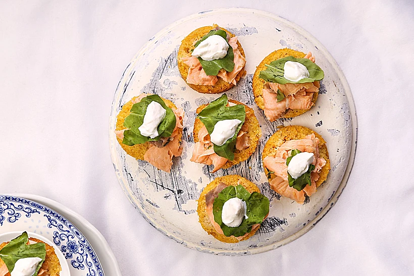 סלמון כבוש על מאפין פולנטה