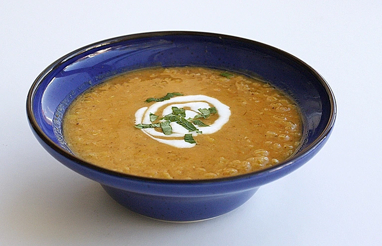 מרק עדשים כתומות ועגבניות שרי