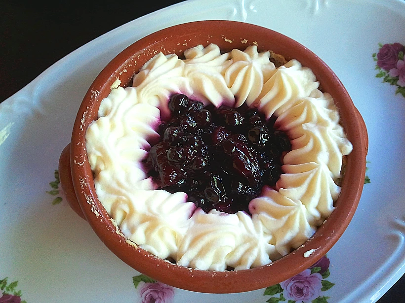 עוגת גבינה ברוטב פירות יער