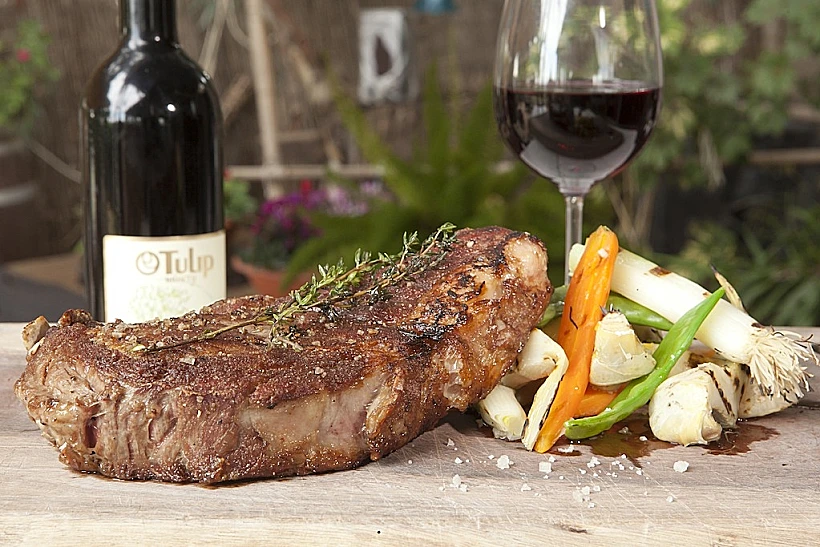 תמונה של סטייק ויין אדום בבית היין במעברות לכתבה על חדשות היין תמונה בגודל מותאם אישי