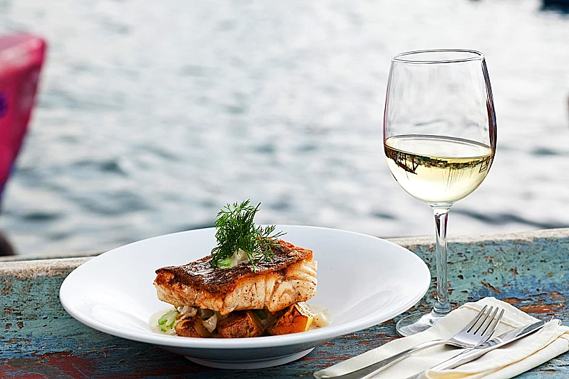 פילה לוקוס על רקע הגלים באל מרסא