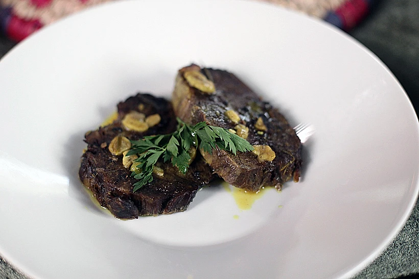 צלי בקר ברוטב שום ורוזמרין לעולם היין מונה ראשית ולהפניות