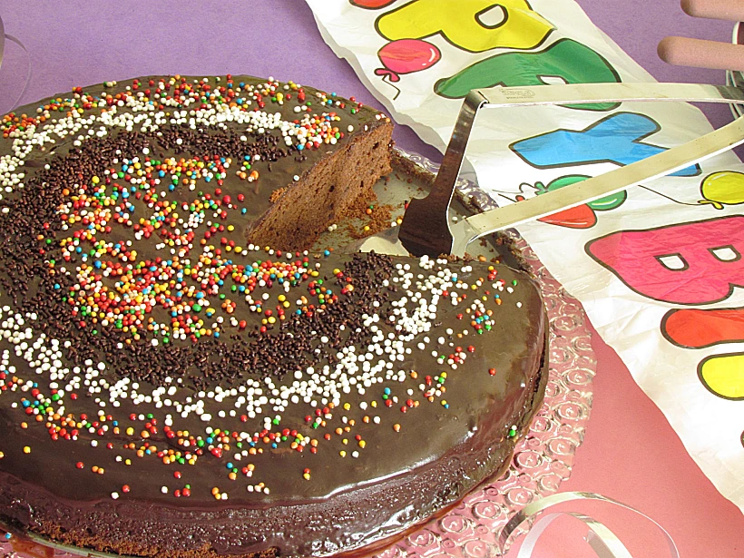 עוגת שוקולד עם סוכריות צבעוניות