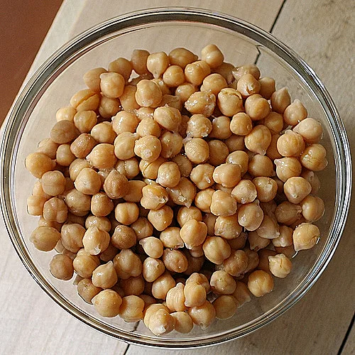 גרגירי חומוס בצלחת