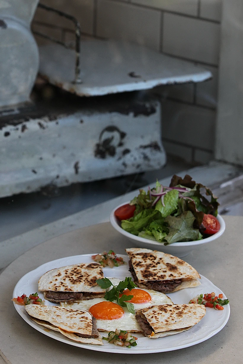 קסדייה קרנה אי וובוס ממסעדת ויקי כריסטינה