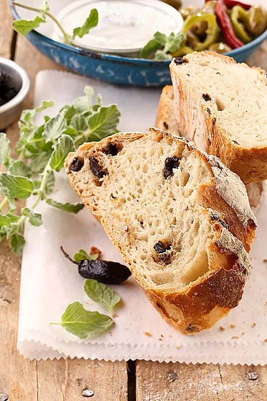 לחם יוגורט וזיתים