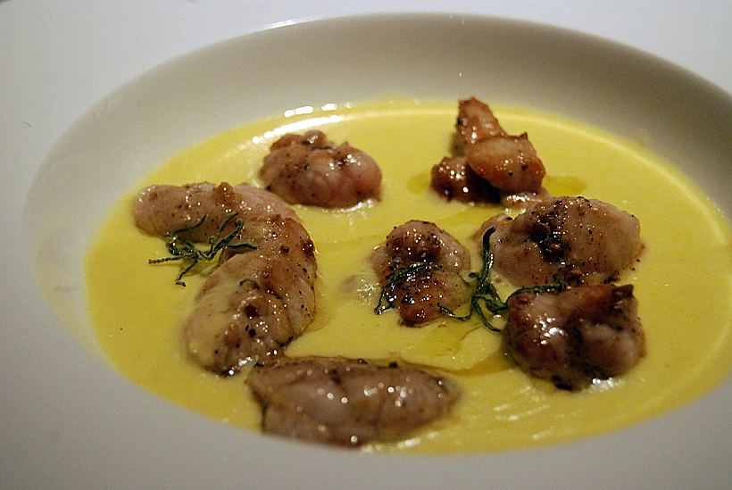 שקדי עגל חלב ברוטב פולנטה צהובה במסעדת יפו תל אביב