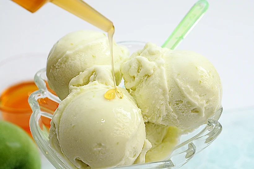 סורבה תפוחי עץ המוגש עם מזרק המכיל דבש