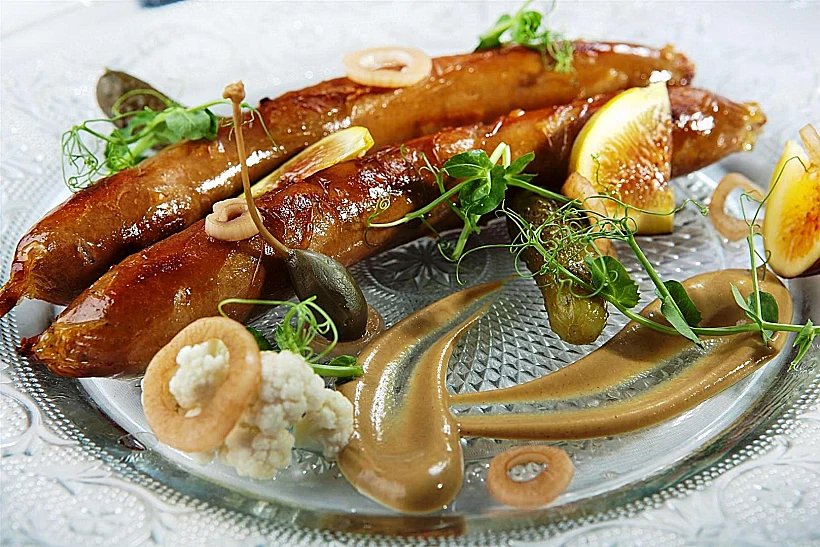 ארוחת נקנקיה ובירה במל ומישל