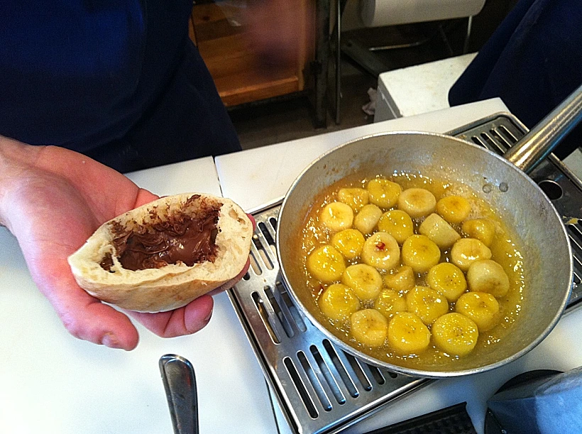 פיתה עם שוקולד השחר ובננות מקורמלות של השף אייל שני - דוכן הפיתות החדש 