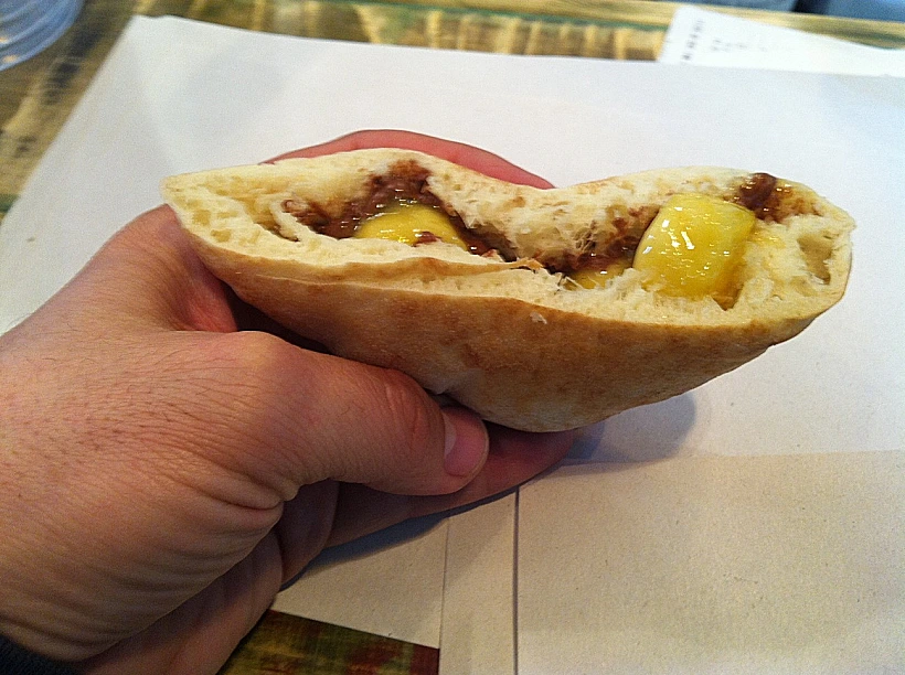 פיתה עם שוקולד השחר ובננות מקורמלות של השף אייל שני - דוכן הפיתות החדש "מזנון"