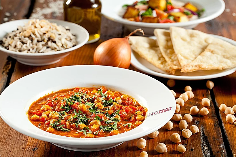 תבשיל עגבניות וחומוס