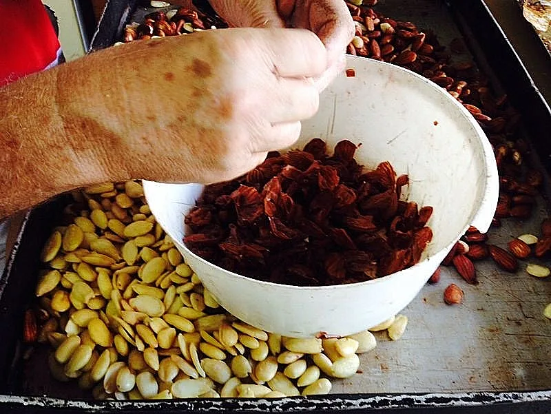 קילוף שקדים