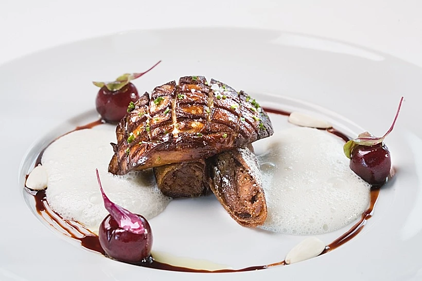 אסקלופ כבד אווז, ספרינג רול קונפי ברווז, קציפת שקדים, סירופ פורט