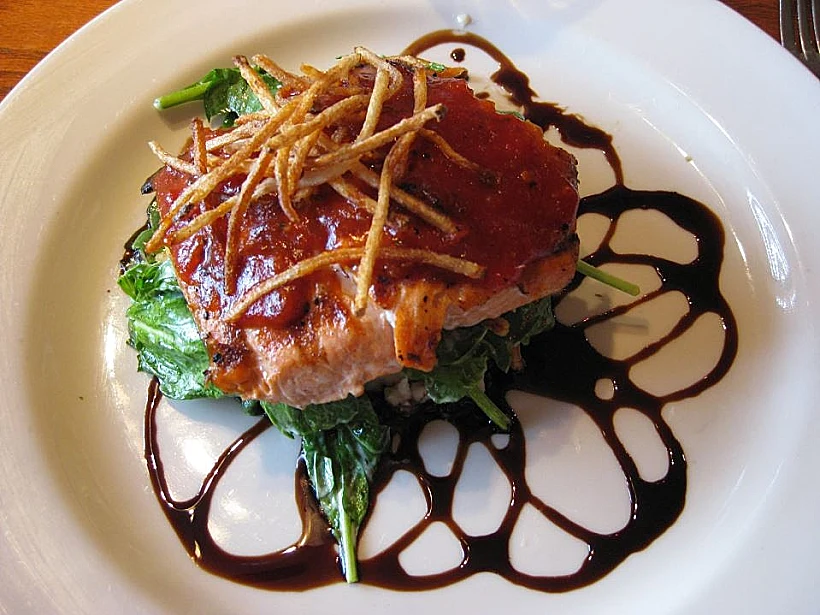 מנת דג סלמון