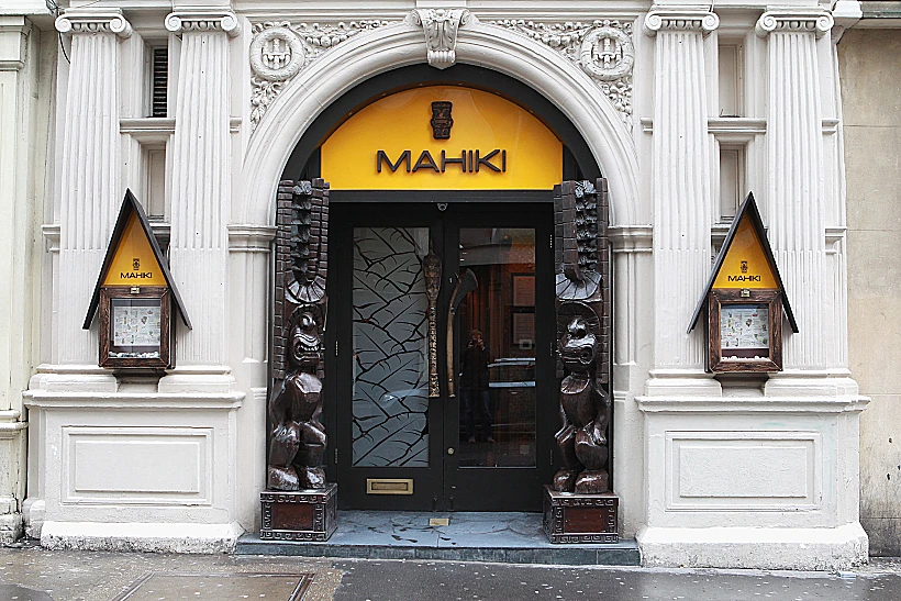 הבר בו מבלים בני המלוכה הברטית - ויליאם, האיר ואחרים