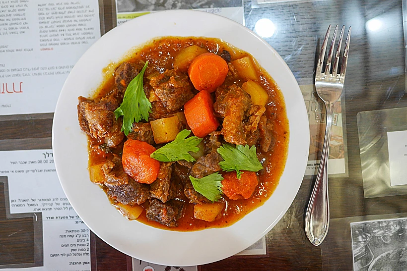 קדרת לחי עגל וירקות שורש