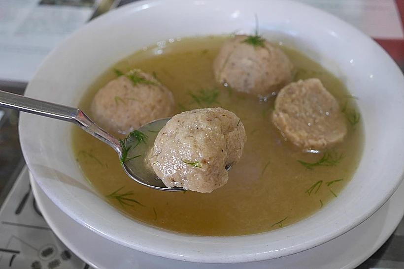 מרק עוף צח עם קניידעלך