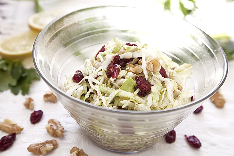 סלט כרוב עם חמוציות ואגוזים