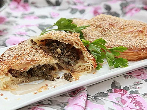 מאפה בשר עם עשבי תיבול וצנוברים