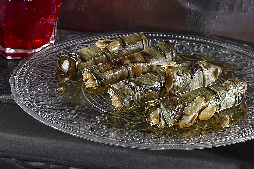 חציל בשקדים קלויים, מסעדת המוציא