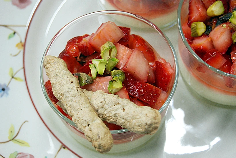 קרם פטיסייר שוקולד לבן עם תותים ופיסטוקים