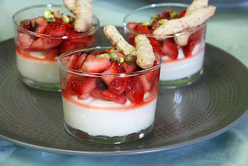 קרם פטיסייר שוקולד לבן עם תותים ופיסטוקים