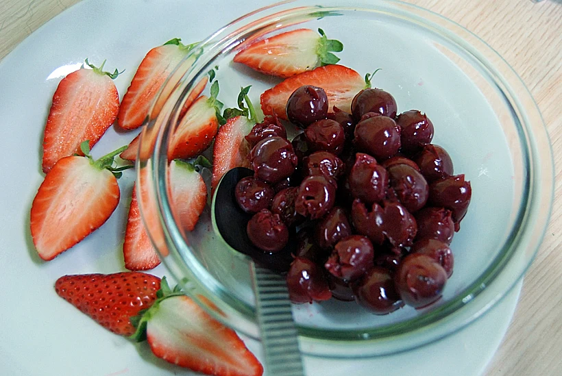 עוגת שוקולד עם תותים ודובדבנים