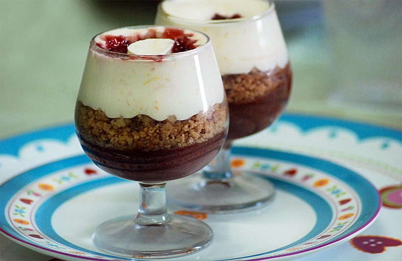 מוס שוקולד, קראמבל קשיו, קרם תפוזים וקונפיטורת תות בכוס ברנדי