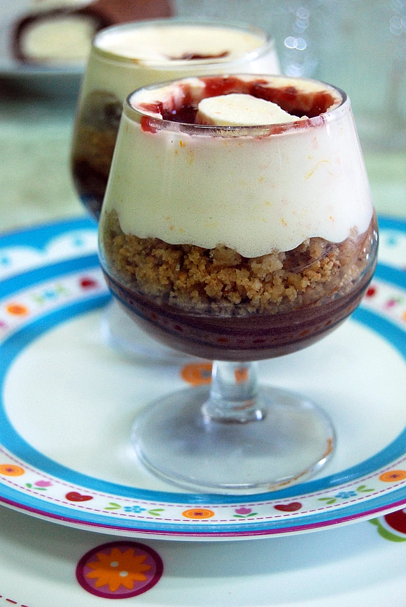 מוס שוקולד, קראמבל קשיו, קרם תפוזים וקונפיטורת תות בכוס ברנדי